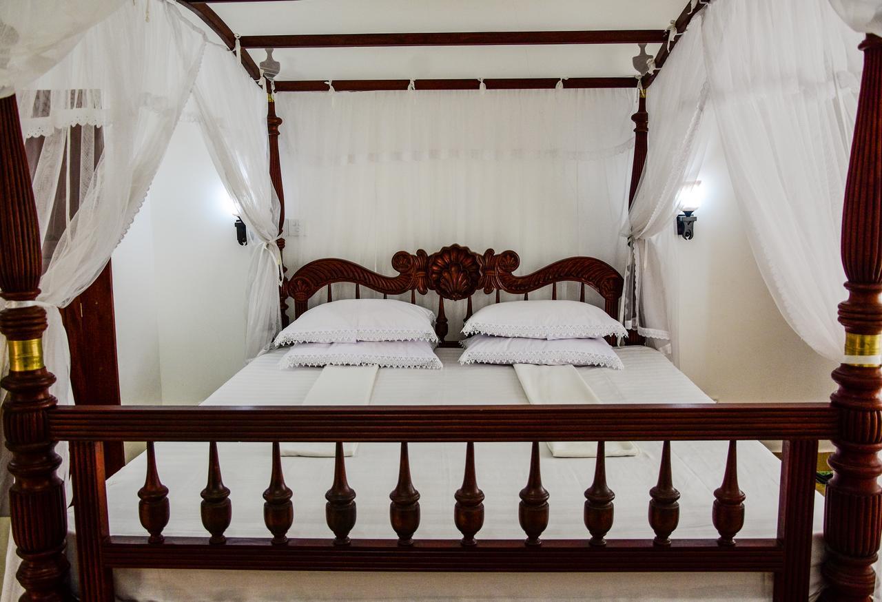 Hotel Dolphin Hikkaduwa Bagian luar foto